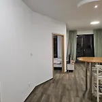 Stylish Newly Renovated 1br With Free Parking Near Arkadia * Warszawa