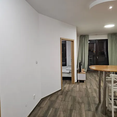 Stylish Newly Renovated 1br With Free Parking Near Arkadia * ורשה
